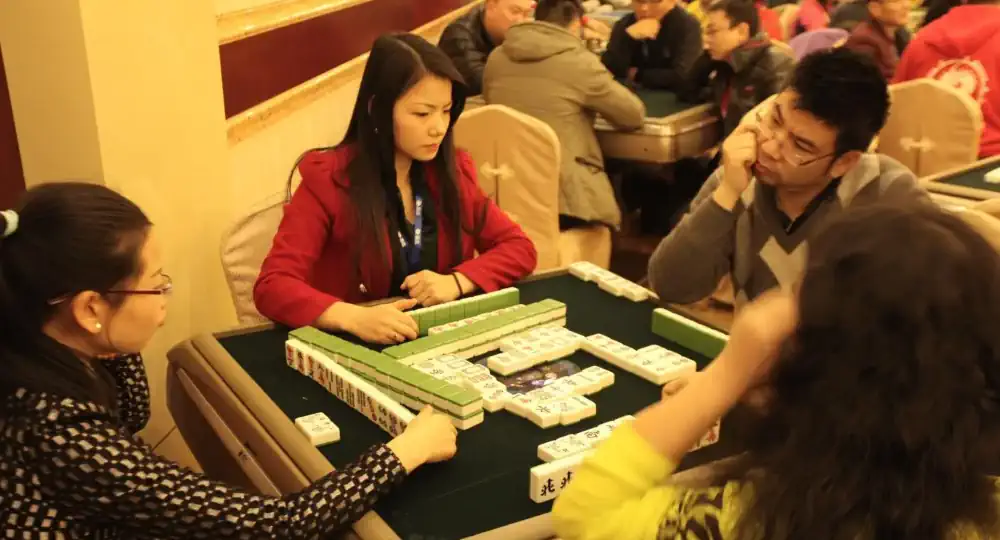 Pessoas jogando Mahjong tradicional